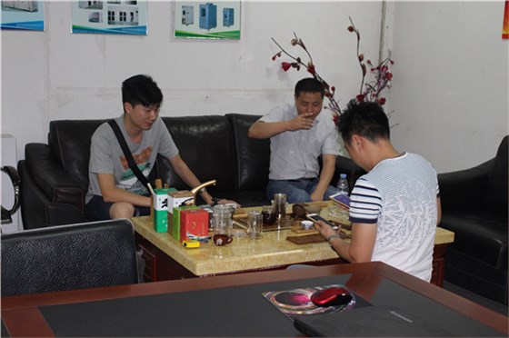 我們經(jīng)理接待客戶(hù)