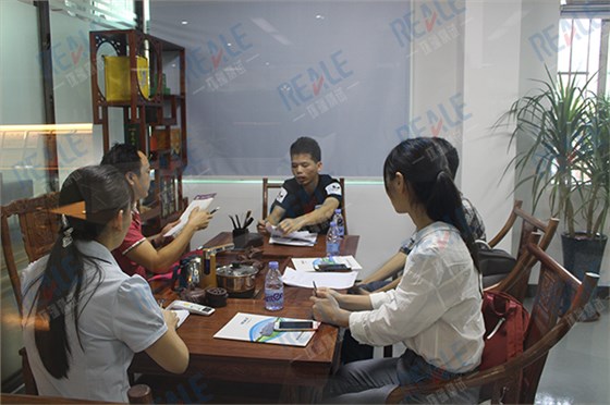 左邊是總經理，右邊為越南客戶