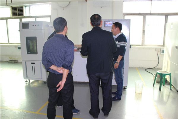 帶客戶參觀調試現場